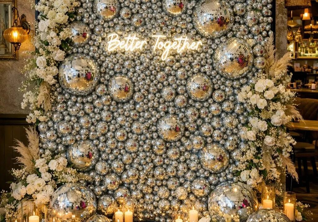 luxury-decor-red-shimmer-wall-christmas